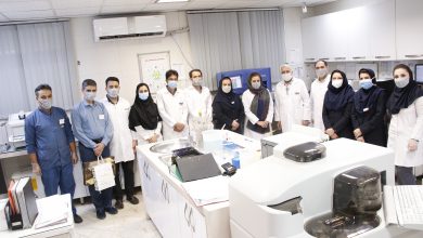 تصویر از تبریک روز آزمایشگاه توسط اقای دکتر طیبی مدیر محترم عامل به سرکار خانم دکتر وداد وپرسنل آزمایشگاه